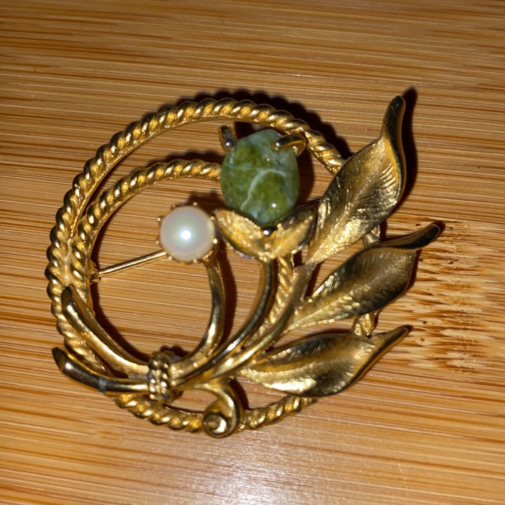 Vintage Sara Coventry Brooch real jade cultured pearl Brooch signed